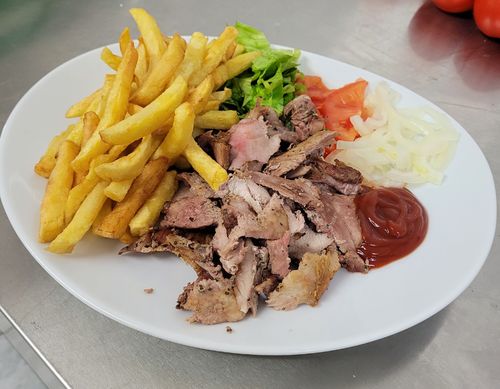 Cochon grillé frites sauce oignon salade tomate 9,90 € sur place 7,90 € à emporter